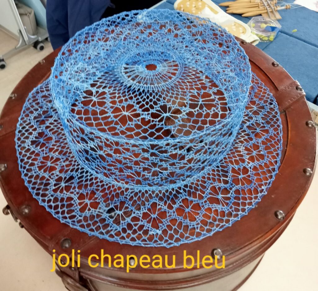 Joli chapeau bleu